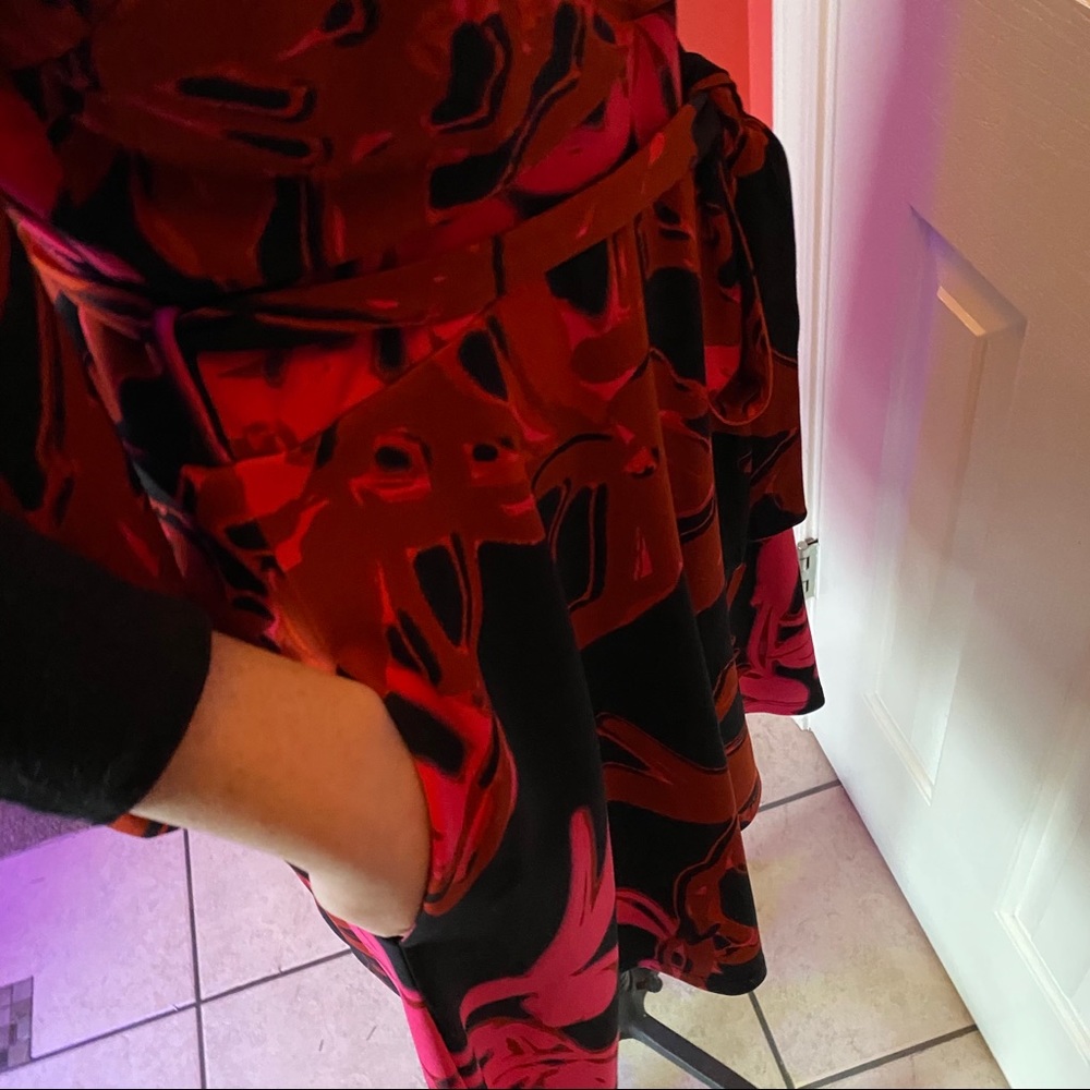 Floral Taylor Wrap Dress - Sz 8 - w. pockets! - Picture 7 of 10